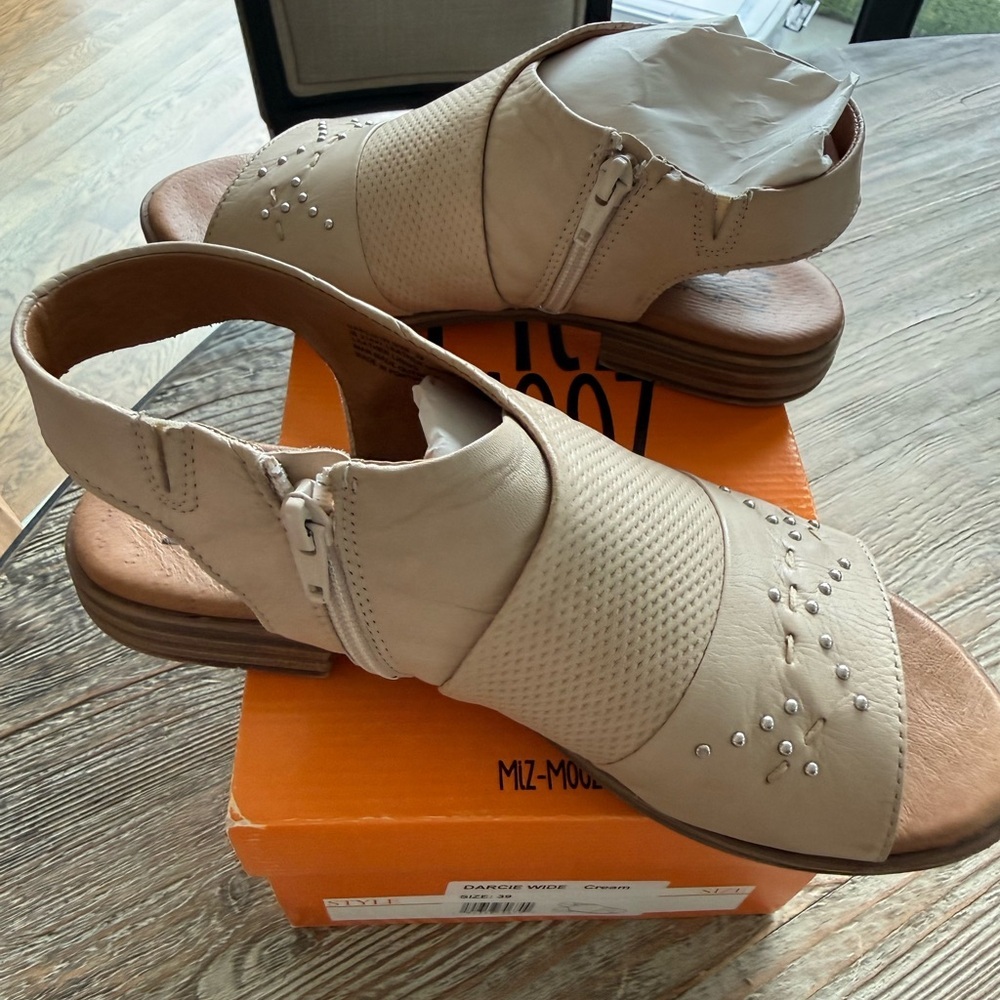 Miz Mooz NYC Darcie Wide 39 8 Sandals Soft Footbed Like New w Box Beautiful!!
